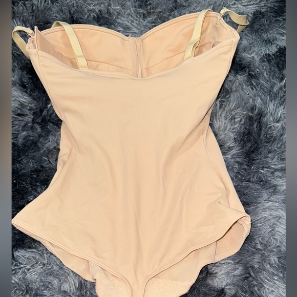 WOLFORD Mat De Luxe Forming Shapewear String Bodysuit in Powder (MEDIUM D) - Picture 5 of 9